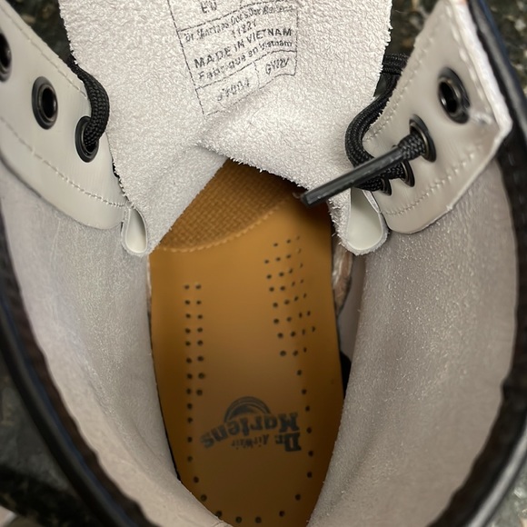 Dr Martens! Great condition! Small blemish - Picture 6 of 7